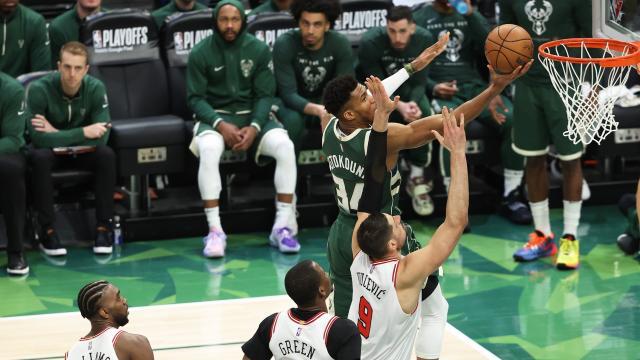 1651115117337096887.jpg giannis-meta042722.jpg