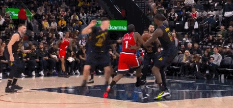 手机看球-如同空气！艾顿把哈登护送到内线还赔个犯规送2+1